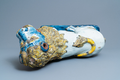 Une paire de grands mod&egrave;les de lions en fa&iuml;ence polychrome de Rouen, France, 18&egrave;me