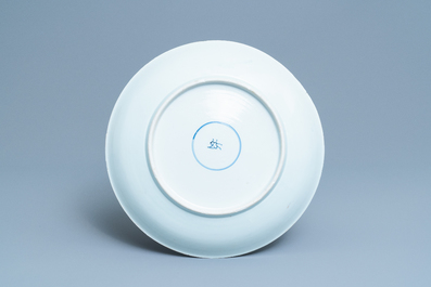 Un plat en porcelaine de Chine en bleu, blanc et rouge de cuivre, Kangxi