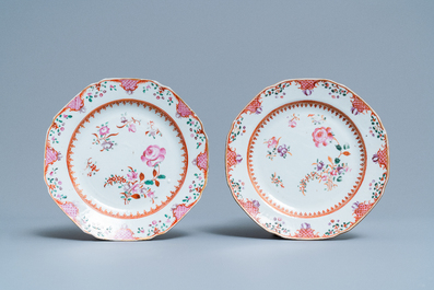 Un service de 158 pi&egrave;ces en porcelaine de Chine famille rose &agrave; d&eacute;cor floral de type Lowestoft, Qianlong