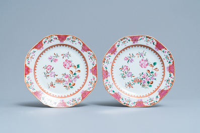 Un service de 158 pi&egrave;ces en porcelaine de Chine famille rose &agrave; d&eacute;cor floral de type Lowestoft, Qianlong