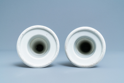 Une paire de grands bougeoirs en porcelaine de Chine en bleu et blanc, 19&egrave;me