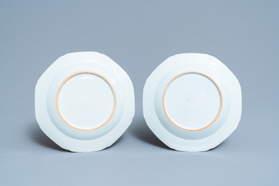 Un service de 158 pi&egrave;ces en porcelaine de Chine famille rose &agrave; d&eacute;cor floral de type Lowestoft, Qianlong