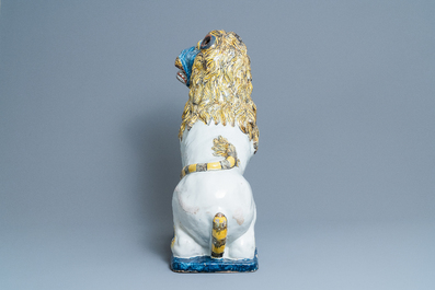 Une paire de grands mod&egrave;les de lions en fa&iuml;ence polychrome de Rouen, France, 18&egrave;me