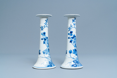 Une paire de grands bougeoirs en porcelaine de Chine en bleu et blanc, 19&egrave;me