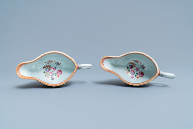 Un service de 158 pi&egrave;ces en porcelaine de Chine famille rose &agrave; d&eacute;cor floral de type Lowestoft, Qianlong