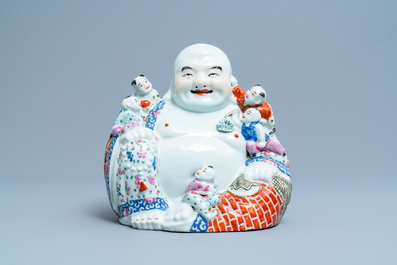 A Chinese blue and white 'dragon' dish and a famille rose figure of Buddha, 19th C.