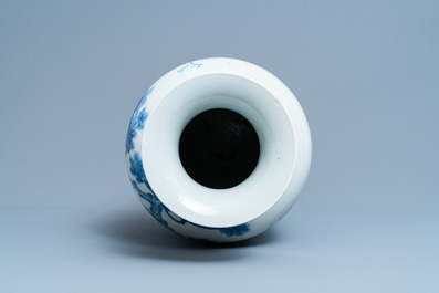 Een Chinese blauw-witte vaas met verhalend decor, Kangxi merk, 19e eeuw
