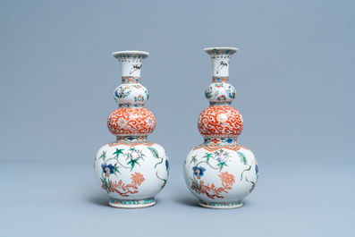 Une paire de vases de forme triple gourde en porcelaine de Chine famille verte, Kangxi