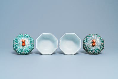 Une paire de bo&icirc;tes couvertes en porcelaine de Chine Bencharong pour le march&eacute; thai, 19&egrave;me