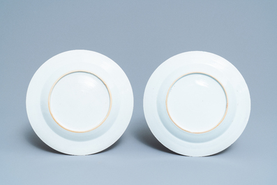 Un service de 158 pi&egrave;ces en porcelaine de Chine famille rose &agrave; d&eacute;cor floral de type Lowestoft, Qianlong