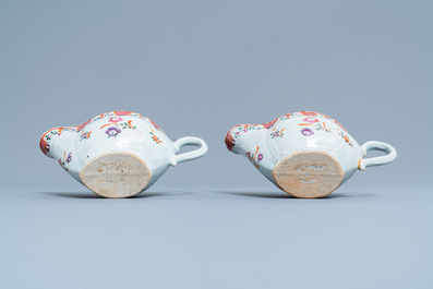 Un service de 158 pi&egrave;ces en porcelaine de Chine famille rose &agrave; d&eacute;cor floral de type Lowestoft, Qianlong