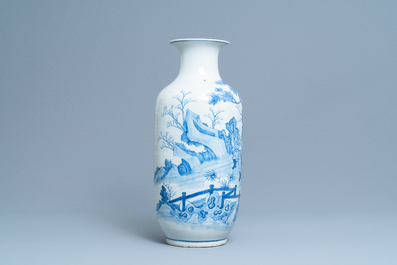Een Chinese blauw-witte vaas met verhalend decor, Kangxi merk, 19e eeuw