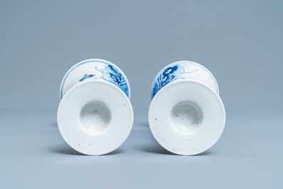Une paire de grands bougeoirs en porcelaine de Chine en bleu et blanc, 19&egrave;me