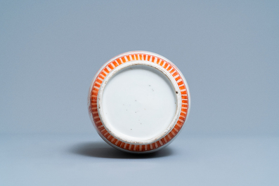 Un vase de forme rouleau en porcelaine de Chine &agrave; d&eacute;cor d'un paysage en rouge de fer, Kangxi