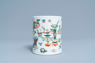 Un pot &agrave; pinceaux en porcelaine de Chine famille verte, Kangxi
