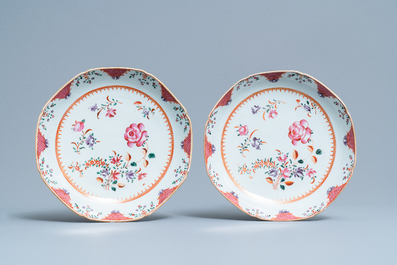 Un service de 158 pi&egrave;ces en porcelaine de Chine famille rose &agrave; d&eacute;cor floral de type Lowestoft, Qianlong