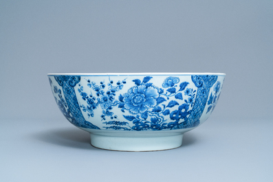 Een grote Chinese blauw-witte kom met florale vakverdeling, Qianlong