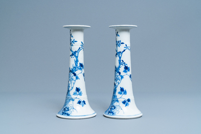 Une paire de grands bougeoirs en porcelaine de Chine en bleu et blanc, 19&egrave;me