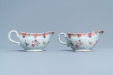 Un service de 158 pi&egrave;ces en porcelaine de Chine famille rose &agrave; d&eacute;cor floral de type Lowestoft, Qianlong
