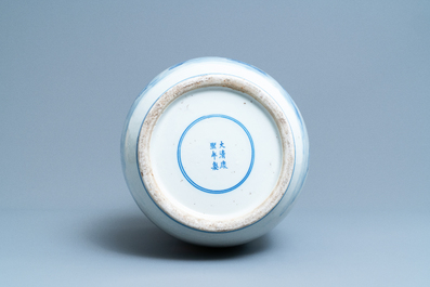 Een Chinese blauw-witte vaas met verhalend decor, Kangxi merk, 19e eeuw