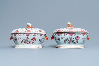 Un service de 158 pi&egrave;ces en porcelaine de Chine famille rose &agrave; d&eacute;cor floral de type Lowestoft, Qianlong