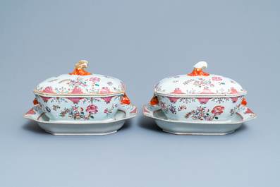 Un service de 158 pi&egrave;ces en porcelaine de Chine famille rose &agrave; d&eacute;cor floral de type Lowestoft, Qianlong