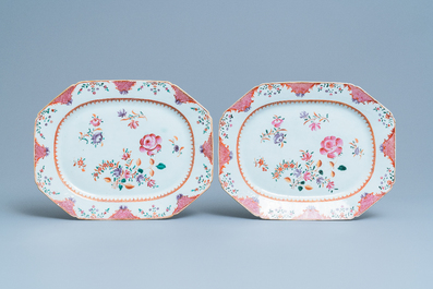 Un service de 158 pi&egrave;ces en porcelaine de Chine famille rose &agrave; d&eacute;cor floral de type Lowestoft, Qianlong