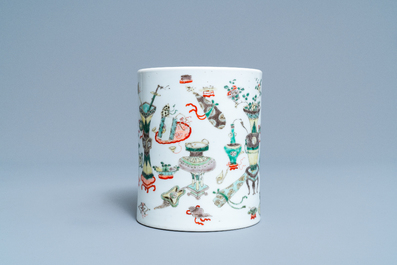 Un pot &agrave; pinceaux en porcelaine de Chine famille verte, Kangxi