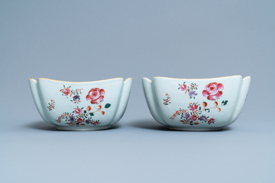 Un service de 158 pi&egrave;ces en porcelaine de Chine famille rose &agrave; d&eacute;cor floral de type Lowestoft, Qianlong
