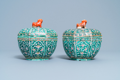 Une paire de bo&icirc;tes couvertes en porcelaine de Chine Bencharong pour le march&eacute; thai, 19&egrave;me