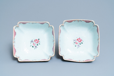 Un service de 158 pi&egrave;ces en porcelaine de Chine famille rose &agrave; d&eacute;cor floral de type Lowestoft, Qianlong