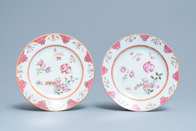Un service de 158 pi&egrave;ces en porcelaine de Chine famille rose &agrave; d&eacute;cor floral de type Lowestoft, Qianlong
