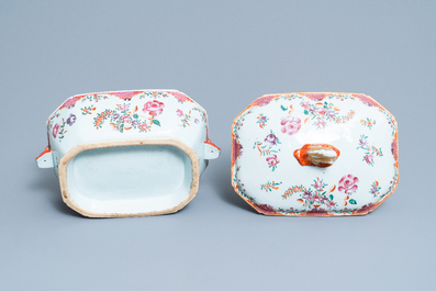 Un service de 158 pi&egrave;ces en porcelaine de Chine famille rose &agrave; d&eacute;cor floral de type Lowestoft, Qianlong