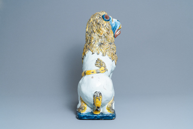 Une paire de grands mod&egrave;les de lions en fa&iuml;ence polychrome de Rouen, France, 18&egrave;me