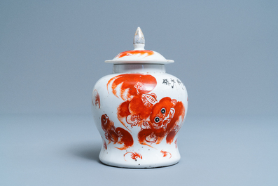 Vier Chinese vazen met ijzerrood decor van boeddhistische leeuwen, 19/20e eeuw