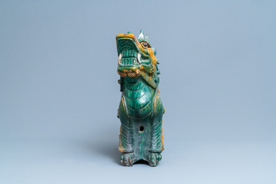 Une paire de tuiles faiti&egrave;res en forme de dragon aux &eacute;maux de type sancai, Ming/Qing