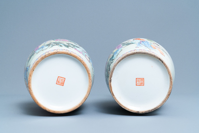 Deux paires de vases en porcelaine de Chine famille rose, R&eacute;publique