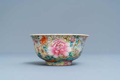 Een Chinese famille rose 'millefleurs' kom en een bord, Qianlong merk, Republiek