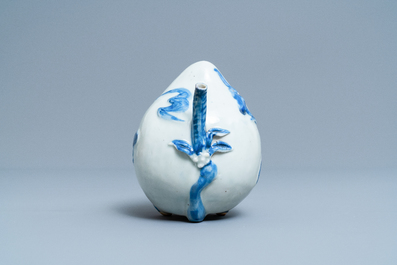 A Chinese blue and white peach-shaped cadogan teapot, 18/19th C.