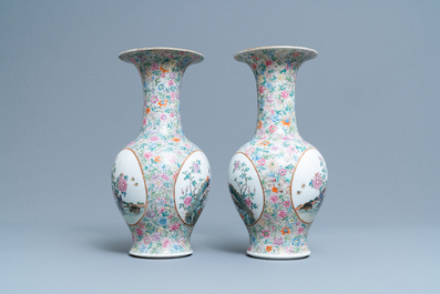 Une paire de vase en porcelaine de Chine famille rose &agrave; d&eacute;cor 'millefleurs', marque de Qianlong, R&eacute;publique