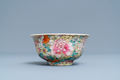 Een Chinese famille rose 'millefleurs' kom en een bord, Qianlong merk, Republiek
