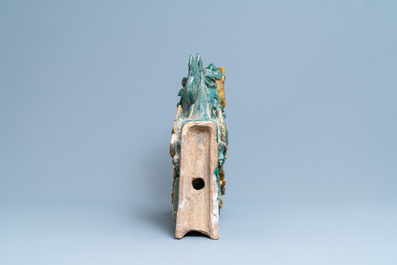 Une paire de tuiles faiti&egrave;res en forme de dragon aux &eacute;maux de type sancai, Ming/Qing