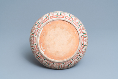 Un plat en gr&egrave;s porcelaineux polychrome &agrave; d&eacute;cor d'un oiseau branch&eacute;, Annam, Vietnam, 15/16&egrave;me
