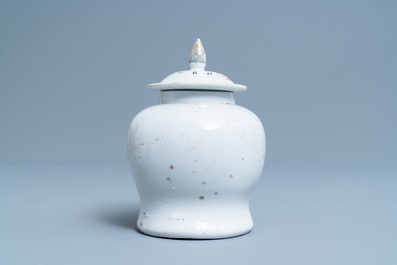 Vier Chinese vazen met ijzerrood decor van boeddhistische leeuwen, 19/20e eeuw