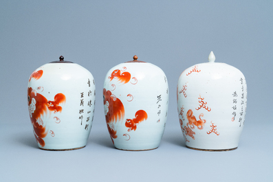Vier Chinese vazen met ijzerrood decor van boeddhistische leeuwen, 19/20e eeuw