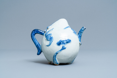 A Chinese blue and white peach-shaped cadogan teapot, 18/19th C.