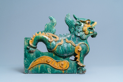 Une paire de tuiles faiti&egrave;res en forme de dragon aux &eacute;maux de type sancai, Ming/Qing