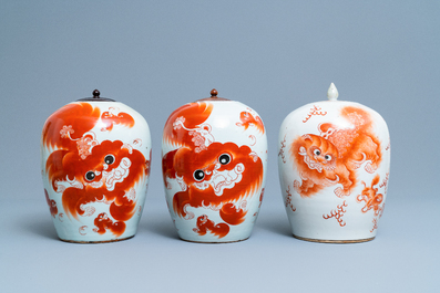 Vier Chinese vazen met ijzerrood decor van boeddhistische leeuwen, 19/20e eeuw