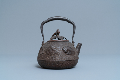 Une th&eacute;i&egrave;re de type 'tetsubin' en fonte &agrave; d&eacute;cor de coquilles et crabes, Edo/Meiji, 18/19&egrave;me