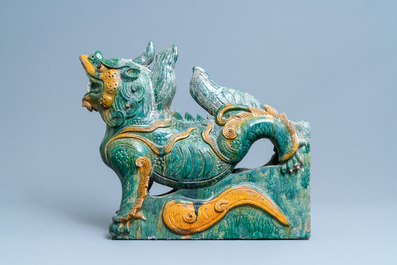 Une paire de tuiles faiti&egrave;res en forme de dragon aux &eacute;maux de type sancai, Ming/Qing